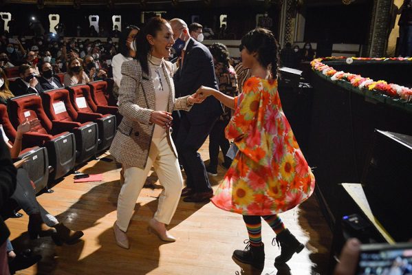 Bailando una cumbia, Sheinbaum encabeza Festival Barrio Adentro