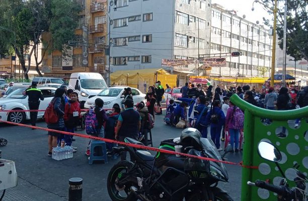 Tras 3 días de bloqueos, acuerdan mesa de diálogo con padres que tomaron clases en calle