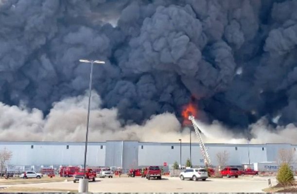 Incendio que arrasa almacén de Walmart en Indianápolis #VIDEOS