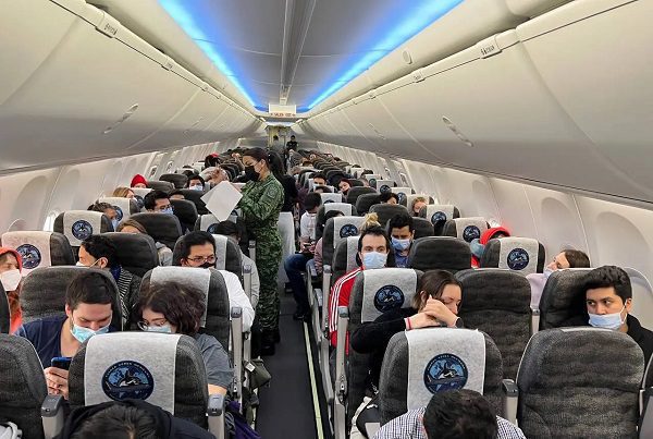 Avión con mexicanos hace escala en Canadá tras 11 horas de vuelo