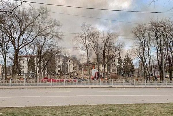 Ucrania reporta sobrevivientes tras bombardeo a un teatro en Mariúpol