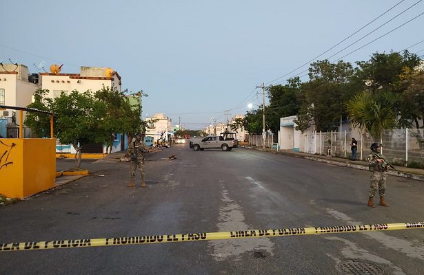 Suspenden clases en una primaria en Cancún tras localizan cuerpo en la entrada