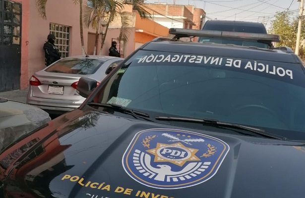 Hallan muerta a agente de Fiscalía CDMX en camino de terracería de Edomex