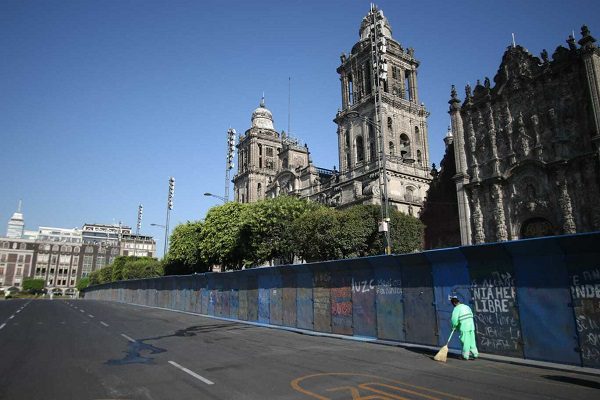 Palacio Nacional y Catedral Metropolitana Colocan amanecen vallados previo al 8M