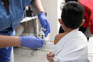 “Para protegerlos de efectos secundarios”: AMLO justifica negativa de vacunar a niños