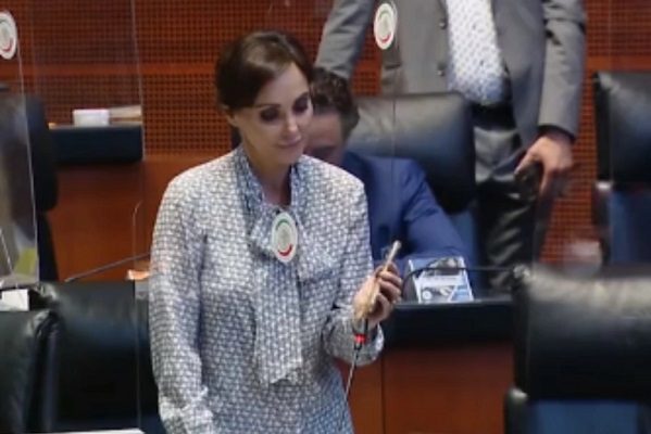 Durante sesión, Lilly Téllez reproduce sonido de AMLO haciendo como borrego #VIDEO