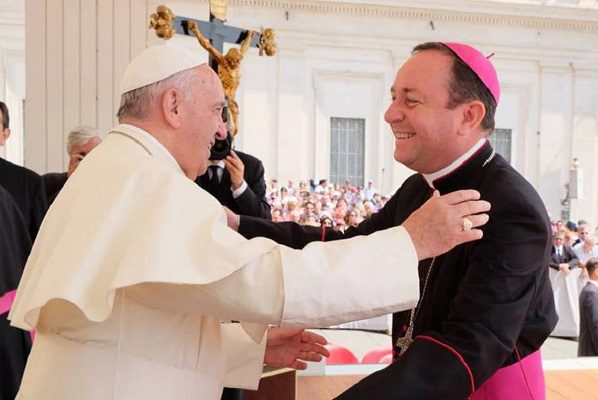 Por abuso sexual, dan 4 años de cárcel a obispo cercano al Papa Francisco