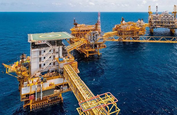 Petróleo ruso no encuentra comprador desde inicio de invasión a Ucrania