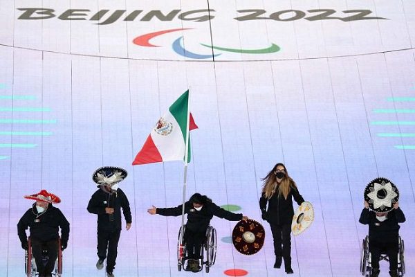 El mexicano Arly Velásquez desfila en la inauguración de los Paralímpicos 2022