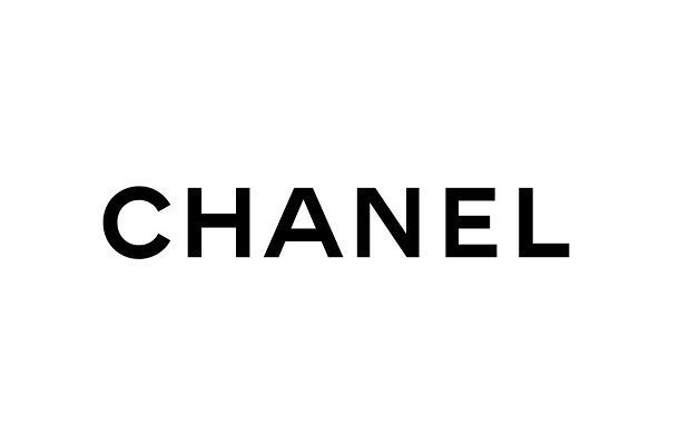 Chanel responde a invasión y cierra tiendas y suspende ventas en línea en Rusia