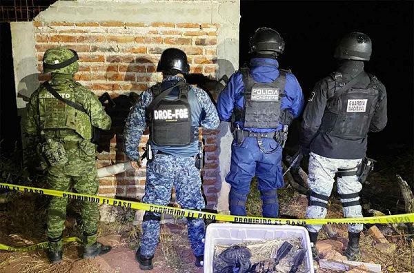 Tras masacre de 17, aseguran explosivos en San José de Gracia, Michoacán