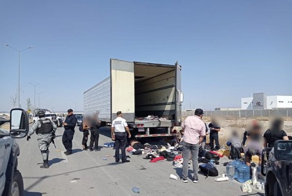 Migrante embarazada muere en tráiler con 63 personas hacinadas, en Coahuila