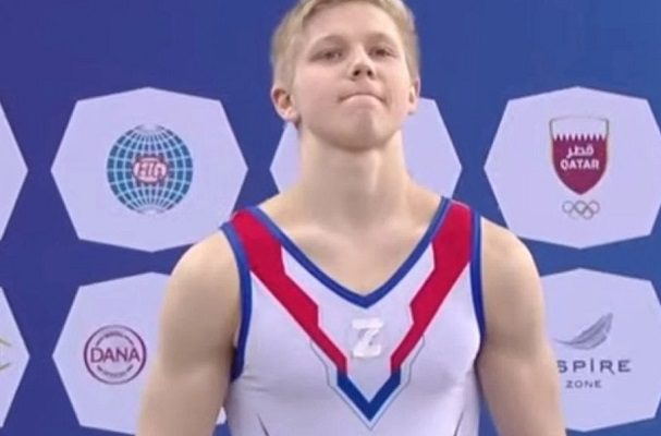 Abren proceso disciplinario contra gimnasta que mostró su apoyo a Rusia