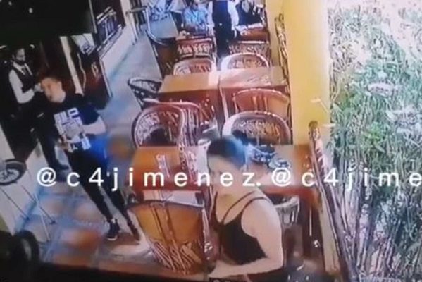 Mujer finge tomarse selfie para robar en restaurante de Edomex #VIDEO