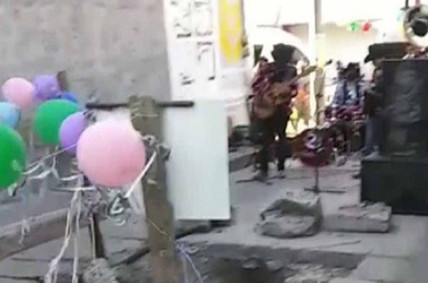 Pobladores de Michoacán le hacen fiesta a socavón que cumple 6 meses #VIDEO