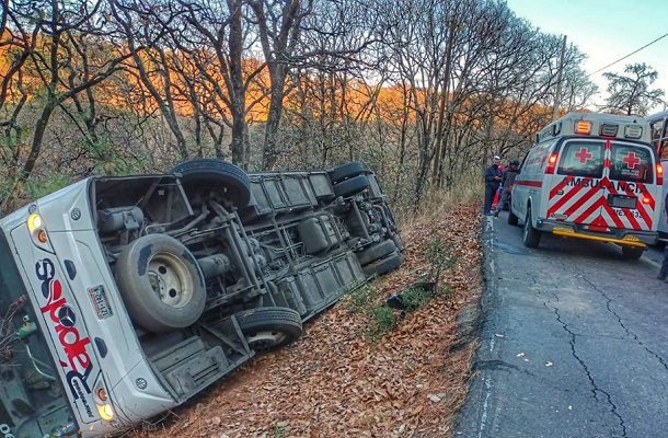 Al menos 18 heridos tras volcadura de camión de pasajeros en Villa del Carbón