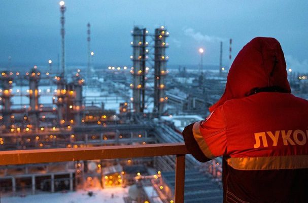 EE.UU. y aliados analizan prohibir importaciones de petróleo de Rusia,