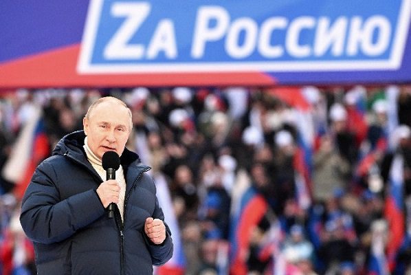 Ante 100 mil simpatizantes Putin justifica invasión a Ucrania para evitar 'genocidio'