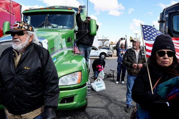 Camioneros antivacunas obturan tráfico en Estados Unidos