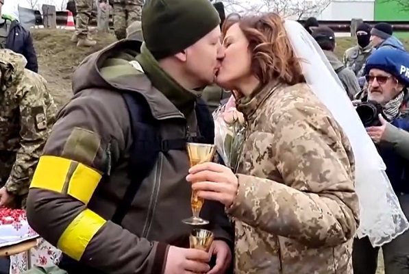 Uniformados, pareja ucraniana se casa antes de partir a la guerra