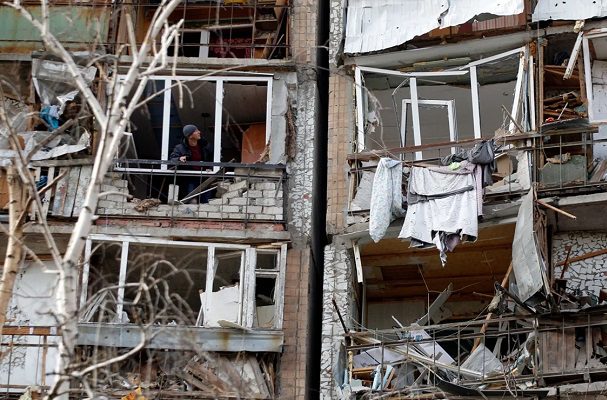 13 muertos tras bombardeo ruso sobre antigua panadería en Ucrania