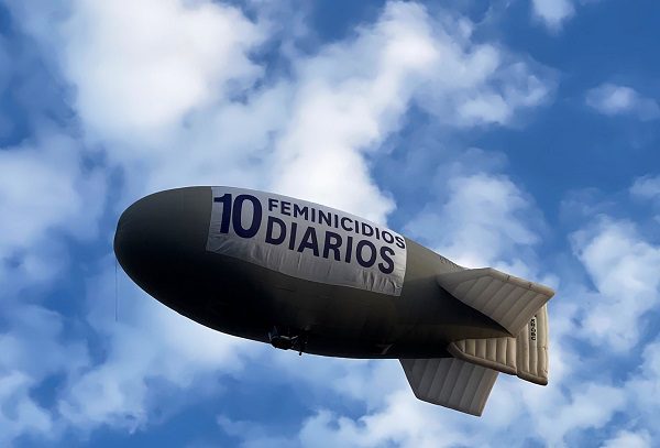 Protestan contra los feminicidios con zeppelin en CDMX