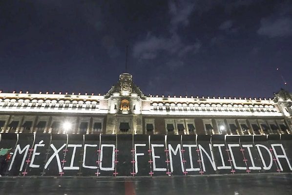 Mujeres toman el Zócalo capitalino pese a vallado metálico