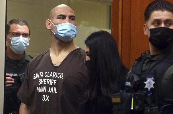 Niegan fianza a Caín Velásquez, detenido tras intento de homicidio