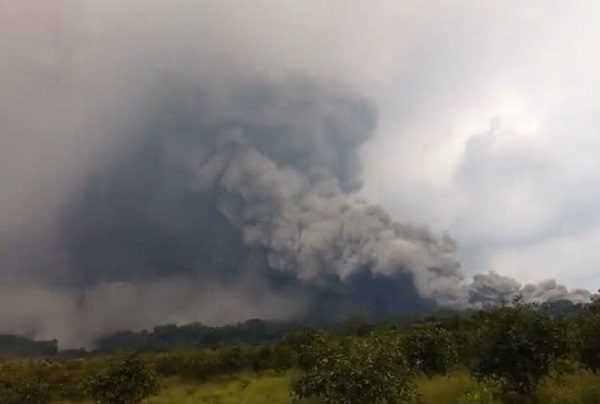 Evacúan a 150 personas tras erupción de Volcán de Fuego, en Guatemala