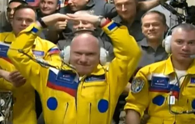 Causan revuelo uniformes de cosmonautas rusos ¿Apoyan a Ucrania?