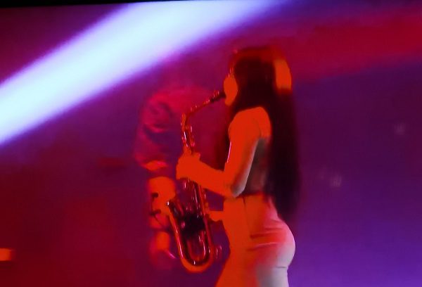 La saxofonista María Elena Ríos tocó junto a la Maldita Vecindad en el Vive Latino #VIDEO