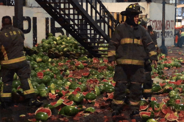 Cinco toneladas de sandía quedaron regadas sobre la calle en la Miguel Hidalgo