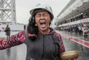 Rayo cae en pista de MotoGP en Indonesia y mujer hace ritual para detener lluvia #VIDEOS
