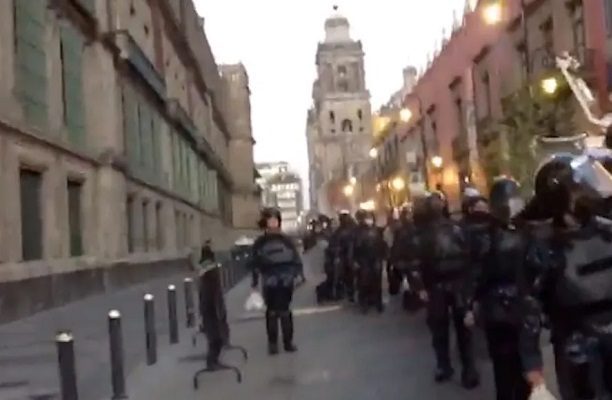 Grupos antimotines de la Marina resguardan Palacio Nacional en el marco del 8M