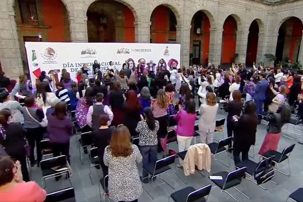 Junto a mujeres de su gabinete, AMLO encabeza evento por el 8M en Palacio Nacional
