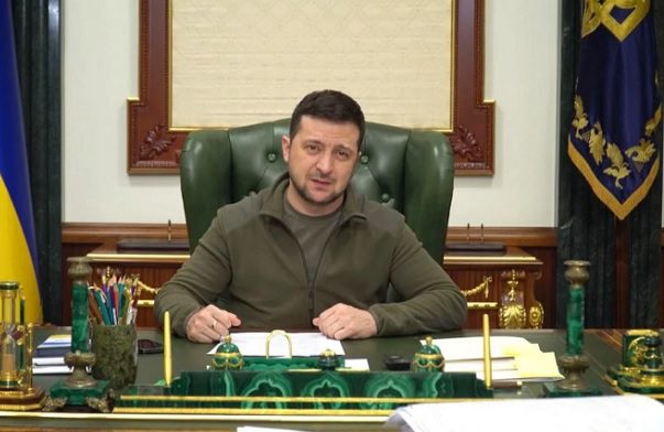 "Nos nos rendiremos", asegura presidente ucraniano en Parlamento británico