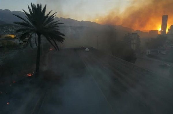 Incendio consume pastizal en Río Santa Catarina de Monterrey #VIDEOS