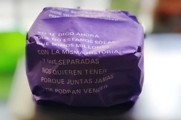 Envolturas de tortillas se pintan de morado en CDMX en el marco del #8M
