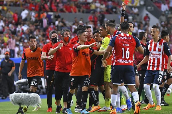 Se desata la bronca entre jugadores en el Clásico Tapatío Atlas vs Chivas #VIDEO