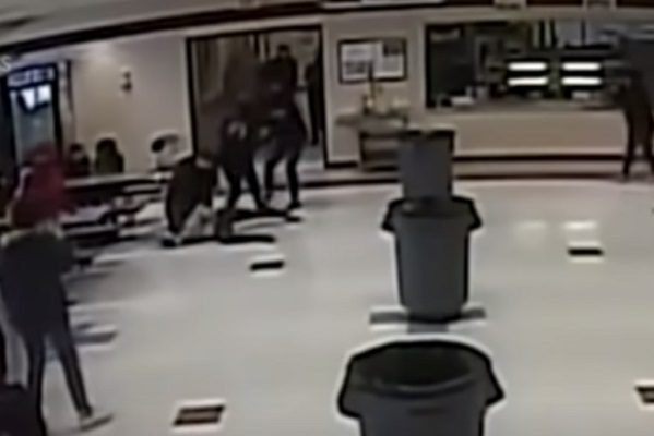 Policía somete con rodilla a una niña de 12 años en escuela de EU #VIDEO