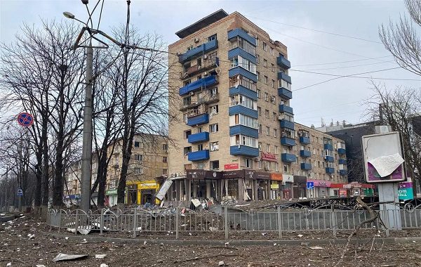 Ucrania reporta bombardeo ruso a un refugio en Mariúpol con más de 400 personas