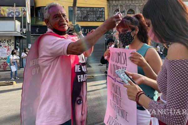 El padre de Esmeralda Castillo se unió a las marchas del 8M en la CDMX