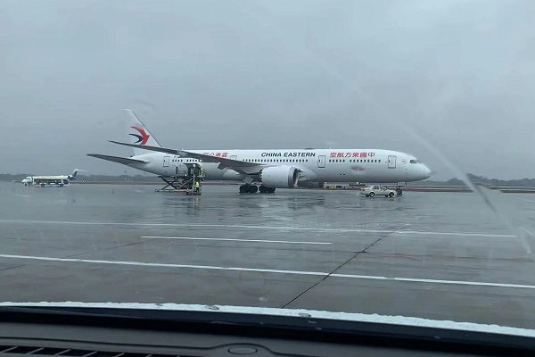 Avión con 132 personas a bordo se estrella en el sur de China