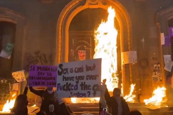 Mujeres irrumpieron en el Palacio de Gobierno de NL e incendian la puerta
