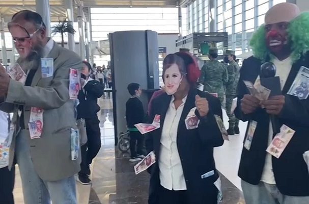 Simpatizantes de AMLO promueven consulta de Revocación en inauguración del AIFA