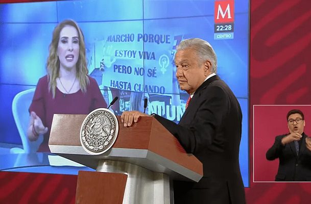 AMLO arremete contra Azucena Uresti por criticar vallado en Palacio Nacional ante 8M