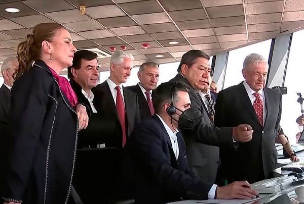 AMLO supervisa primer aterrizaje en el AIFA tras primer despegue