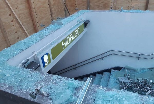 Trabajadores retiran vallas y limpian calles tras marcha del 8M en CDMX