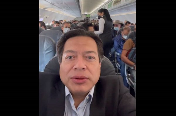 Mario Delgado aterriza en el primer vuelo desde Guadalajara hacia el AIFA