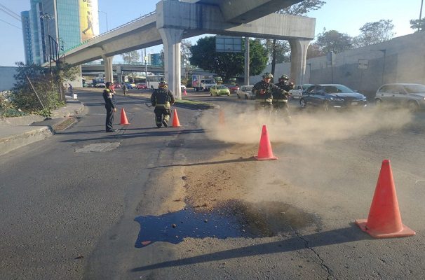 Motociclistas derrapan en Reforma por derrame de aceite de motor